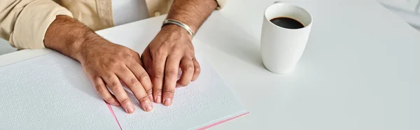 Vista cortada do homem cego indiano sentado à mesa e lendo código braille, desativado, banner — Fotografia de Stock