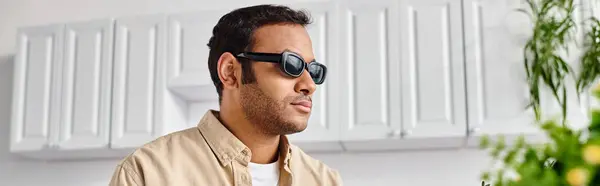 Homem indiano de boa aparência com deficiência visual com óculos em traje confortável casual, desativado, banner — Fotografia de Stock