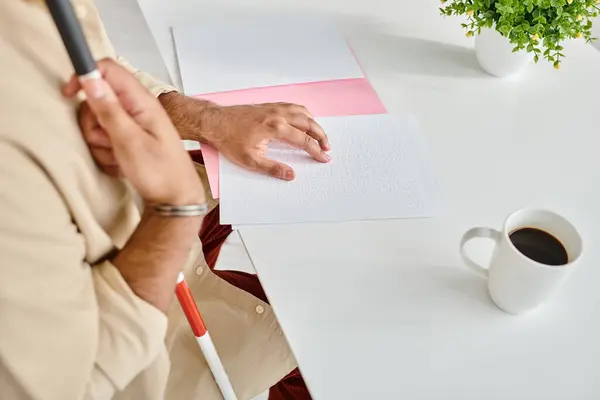 Vista cortada de indiana cego homem em roupa aconchegante todos os dias com bengala leitura braille código — Fotografia de Stock