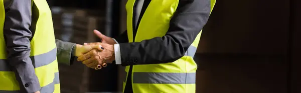 Обрезанный снимок супервайзера и его коллеги пожимающие руки, соглашение о рабочем процессе — стоковое фото