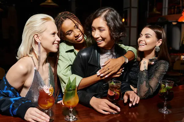 Alegre Africano americano mulher abraçando asiático namorada no cocktail bar, galinha glamourosa festa — Fotografia de Stock