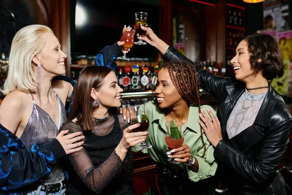 Aufgeregt multirassischen Freundinnen klirren Cocktailgläser, während Spaß in der Bar, Junggesellenabschied — Stockfoto