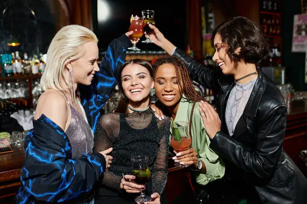 Copines multiraciales joyeux clinking verres à cocktail dans le bar moderne, l'excitation et les loisirs — Photo de stock