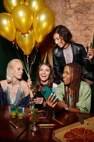 Alegre afroamericana mujer tomando selfie con multiétnica novias celebrando cumpleaños en bar - foto de stock