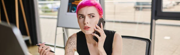 Mulher concentrada em traje casual falando por telefone com caneta na mão, conceito de negócio, banner — Fotografia de Stock