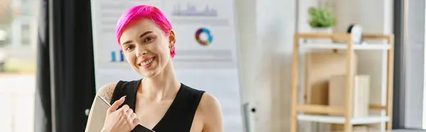 Jeune femme heureuse en tenue décontractée tenant des notes et souriant à la caméra, concept d'entreprise, bannière — Photo de stock