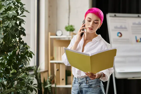 Schöne kurzhaarige Geschäftsfrau im weißen Hemd, die beim Telefonieren auf ihre Notizen schaut — Stockfoto