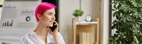 Femme d'affaires aux cheveux roses joyeux tenant ses notes et détournant les yeux tout en parlant par téléphone, bannière — Photo de stock