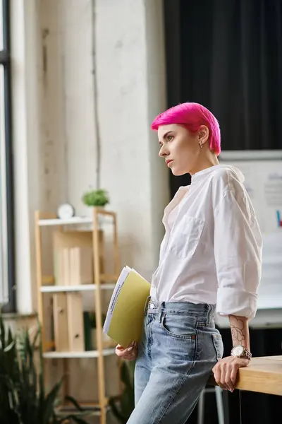 Giovane bella donna d'affari con i capelli corti rosa in posa con le sue note in mano e guardando altrove — Foto stock