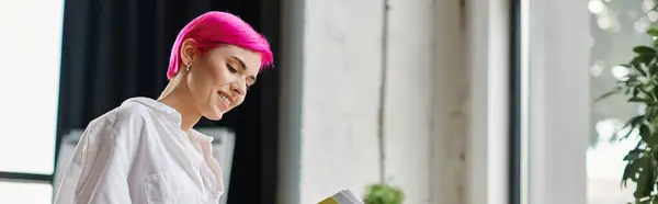 Jeune ouvrière aux cheveux roses en chemise blanche regardant joyeusement les notes, le concept d'entreprise, la bannière — Photo de stock