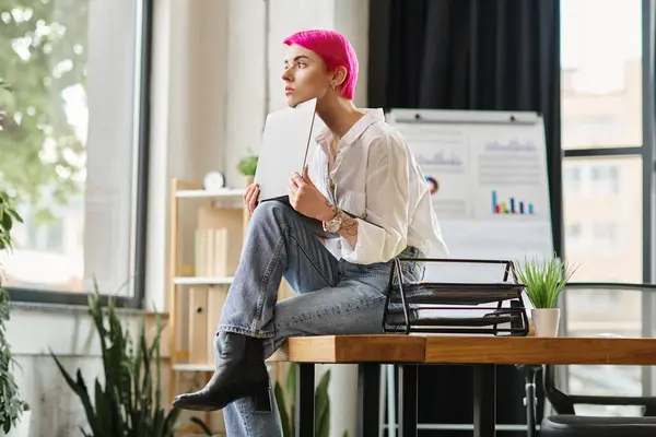Femme séduisante réfléchie en tenue décontractée assis avec ordinateur portable sur les genoux, concept d'entreprise — Photo de stock