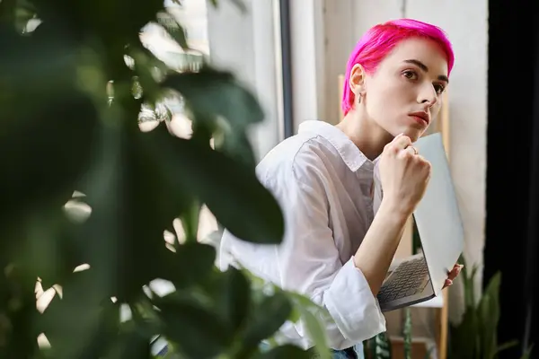 Pensosa operaia dai capelli rosa in camicia bianca che tiene il portatile e distoglie lo sguardo, concetto di business — Foto stock