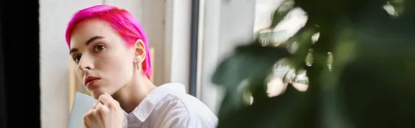 Nachdenkliche Geschäftsfrau in lässiger Kleidung mit rosa Haaren posiert im Büro und schaut weg, Banner — Stockfoto