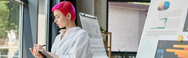 Junge schöne Geschäftsfrau in weißem lässigem Hemd, die im Büro ihre Notizen macht, Banner — Stockfoto