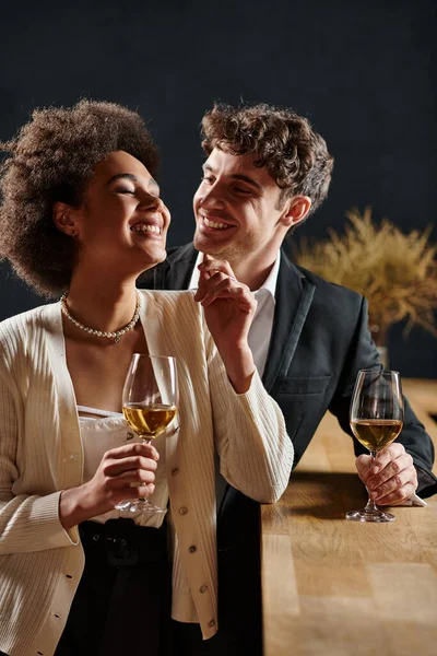 Homem feliz sorrindo e olhando para a namorada americana africana durante a data no dia dos namorados, romance — Stock Photo