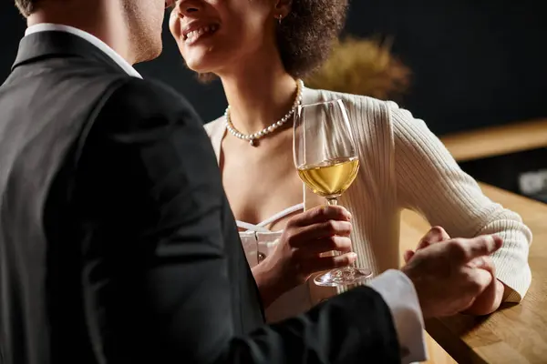 Обрезанный вид мужчины, держащего за руку счастливую женщину во время свидания в День Святого Валентина, романтика и любовь — стоковое фото