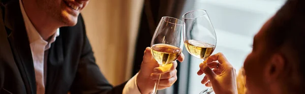 Cropped view of happy gentleman in clinking glasses of wine with girlfriend during date, banner — Stock Photo