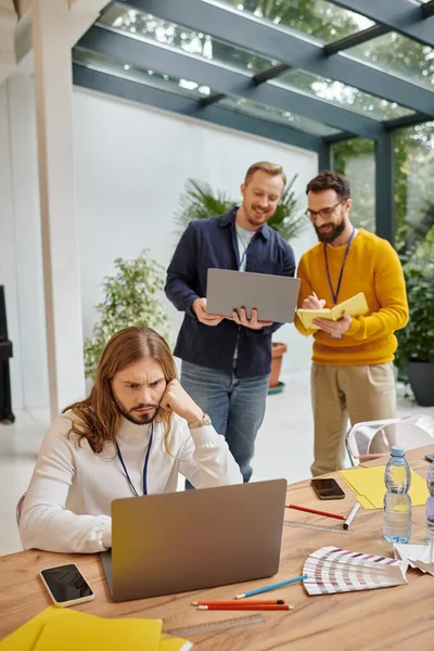 Freudig attraktive Geschäftsleute in lässigem Outfit arbeiten aufmerksam an ihrem Start-up zusammen — Stockfoto