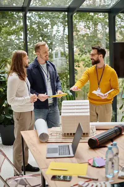 Arquitetos bonitos alegres em roupas casuais trabalhando juntos em sua startup, conceito de coworking — Fotografia de Stock
