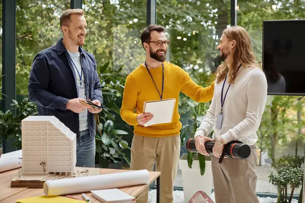 Arquitetos atraentes alegres em roupas casuais trabalhando juntos em sua startup, conceito de coworking — Fotografia de Stock