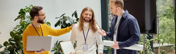 Gut aussehende lustige Architekten in bequemen Anzügen, die gemeinsam an ihrem Start-up, Coworking, Banner arbeiten — Stockfoto