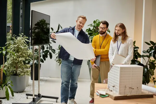 Allegri architetti belli in abiti casual che lavorano insieme sulla loro startup, concetto di coworking — Foto stock