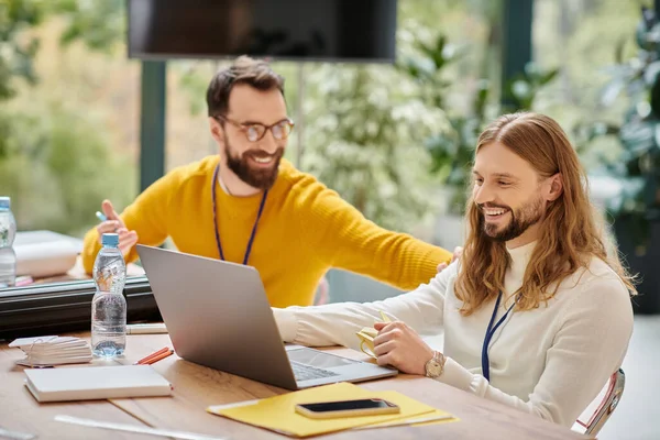 Lustige attraktive Architekten in lässiger Kleidung, die gemeinsam an ihrem Startup-Coworking-Konzept arbeiten — Stockfoto