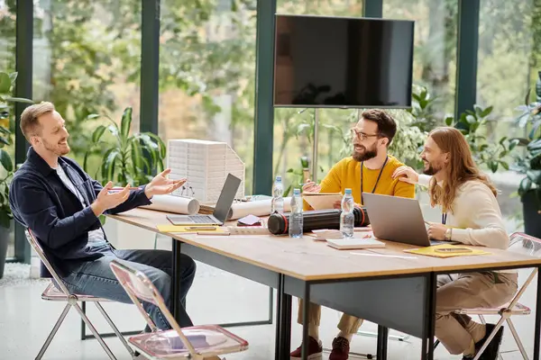 Arquitetos alegremente atraentes em trajes casuais trabalhando juntos em sua startup, conceito de coworking — Fotografia de Stock