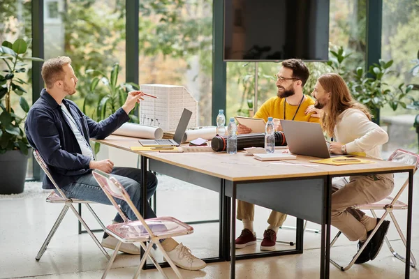 Arquitetos atraentes alegres em trajes casuais trabalhando juntos em sua startup, conceito de coworking — Fotografia de Stock