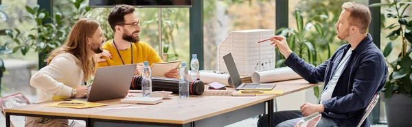 Arquitetos atraentes alegres em trajes casuais trabalhando juntos em sua startup, co-working, banner — Fotografia de Stock