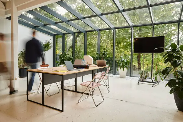 Langzeitbelichtungsfoto eleganter Geschäftsleute, die in Bewegung posieren, während sie in ihrem Büro an der Inbetriebnahme arbeiten — Stockfoto