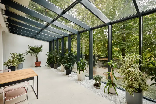 Foto degli interni della moderna sala conferenze minimalista con tavolo da ufficio e piante in vaso — Foto stock