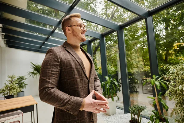 Líder de negócios bonito alegre com óculos em traje sofisticado elegante posando em seu escritório — Fotografia de Stock