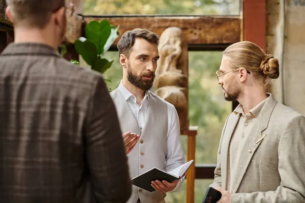 Привлекательные бизнесмены в элегантных шикарных одеждах обсуждают свой проект в офисе — стоковое фото