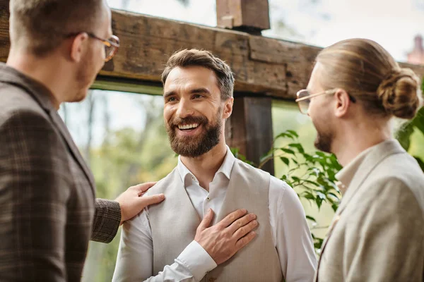 Joyeux beaux chefs d'entreprise avec des lunettes dans des tenues élégantes chic discuter de leur démarrage — Photo de stock