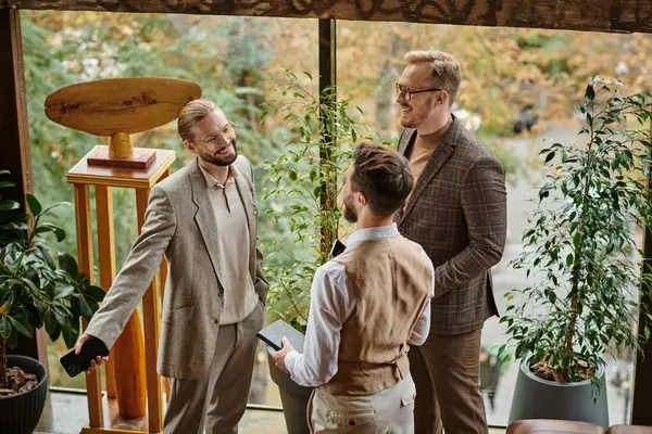 Gut aussehende Unternehmensführer mit Brille in eleganter schicker Kleidung diskutieren über ihr Start-up — Stockfoto