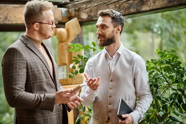 Веселые привлекательные бизнес-лидеры с очками в элегантных одеждах обсуждают свой стартап — стоковое фото