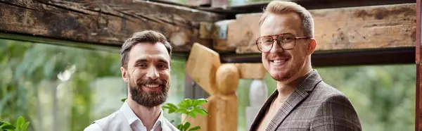 Lustige attraktive Unternehmensführer mit Brille in eleganter Kleidung diskutieren ihr Start-up, Banner — Stockfoto