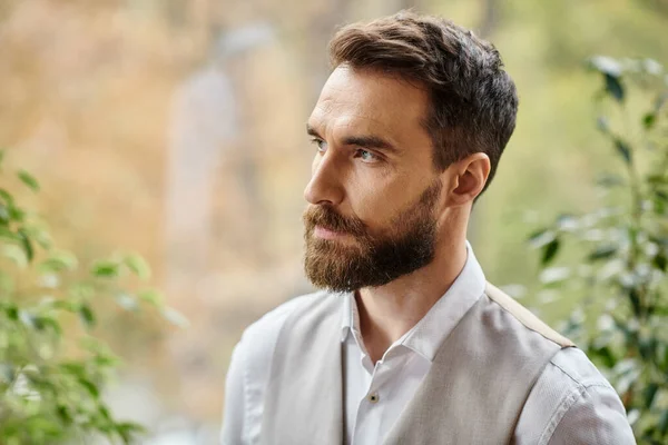 Beau chef concentré avec barbe en tenue sophistiquée détournant les yeux, concept d'affaires — Photo de stock