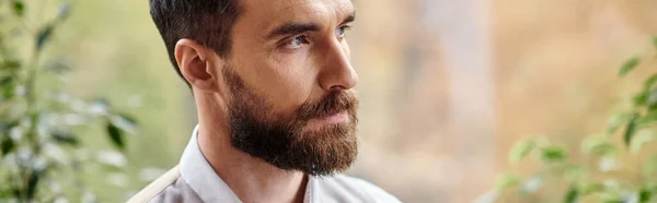 Bel leader concentrato con la barba in abiti sofisticati guardando altrove, concetto di business, banner — Foto stock