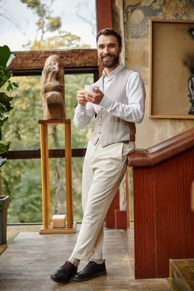 Joyeux chef d'entreprise attrayant avec barbe avec style élégant dapper boire son café — Photo de stock