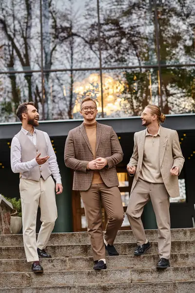 Fröhliche elegante Unternehmensführer mit Brille in modischer Kleidung diskutieren über ihr Start-up — Stockfoto