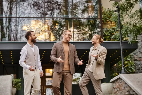 Весело элегантные бизнес-лидеры в очках в модных одеждах обсуждают свой стартап — стоковое фото