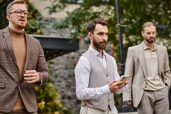 Líderes de negócios bonitos concentrados em roupas elegantes posando juntos enquanto trabalhava duro — Fotografia de Stock