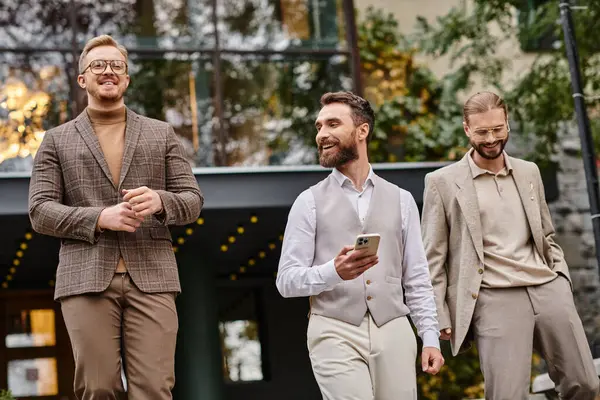 Joyeux chefs d'entreprise élégants avec des lunettes dans des vêtements à la mode discuter de leur démarrage — Photo de stock