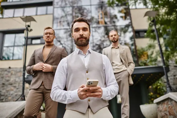 Concentrou boa aparência líderes de negócios em trajes elegantes posando juntos enquanto trabalhava duro — Fotografia de Stock