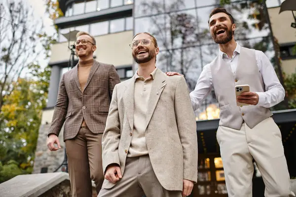 Радісні елегантні бізнес-лідери в окулярах у витончених вбраннях обговорюють свій стартап — стокове фото