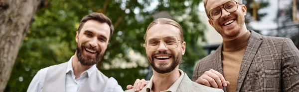 Freudige Unternehmensführer mit Brille in edler Kleidung diskutieren ihr Start-up, Banner — Stockfoto