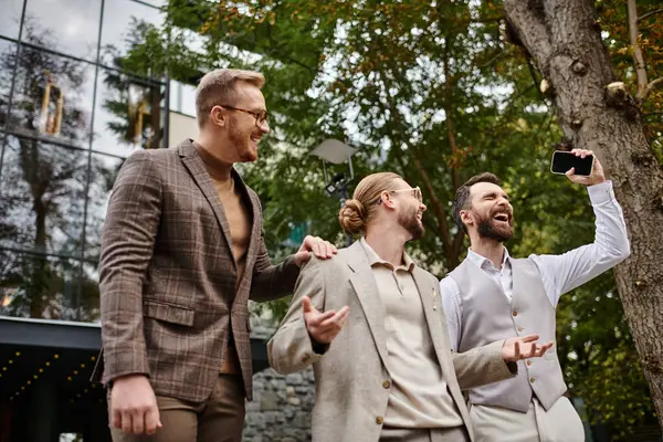 Fröhlich elegante Unternehmensführer mit Brille in edlem Gewand diskutieren über ihr Start-up — Stockfoto