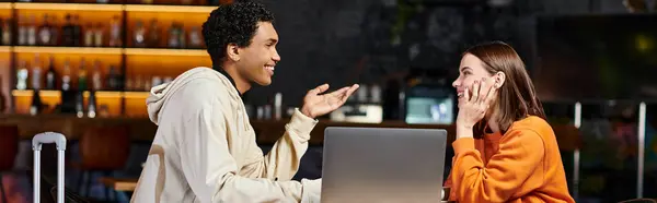 Diversa pareja trabajando en un proyecto juntos, hombre negro y mujer charlando cerca de la computadora portátil, pancarta - foto de stock